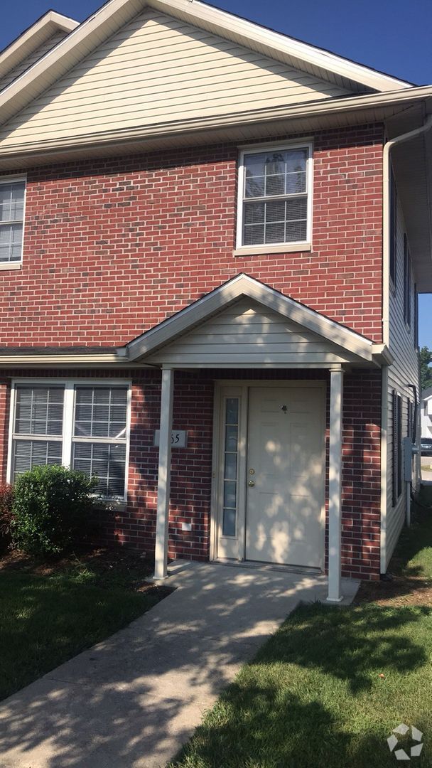 Building Photo - 3 Bedroom Townhouse Available July 2025. M...