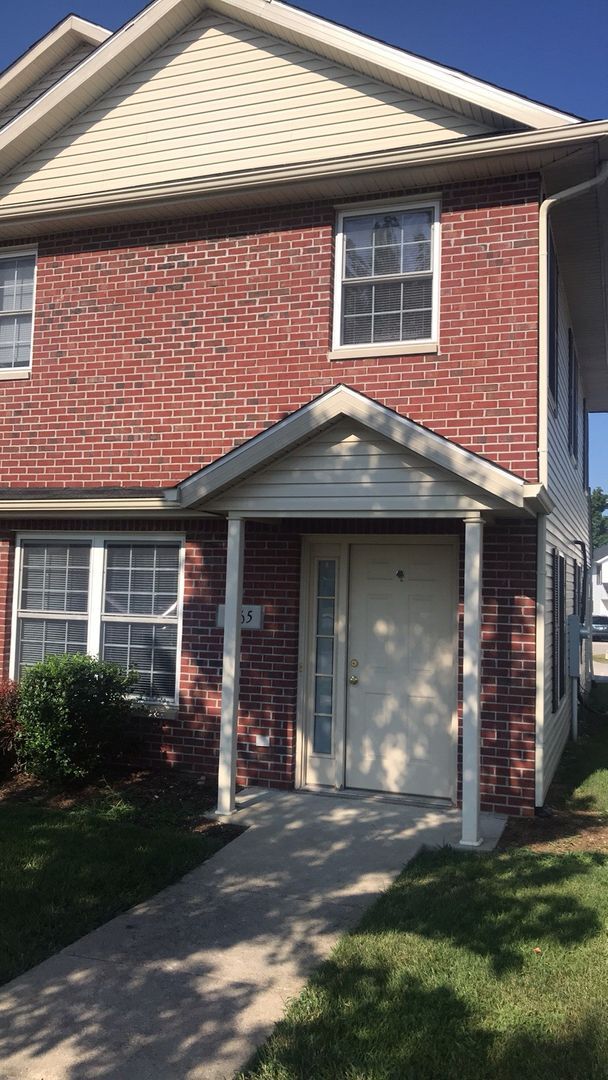 Building Photo - 3 Bedroom Townhouse Available July 2026. M...