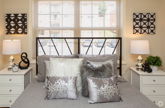 2BR, 2BA - 1100 SF