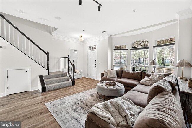 Photo - 910 Featherstone St