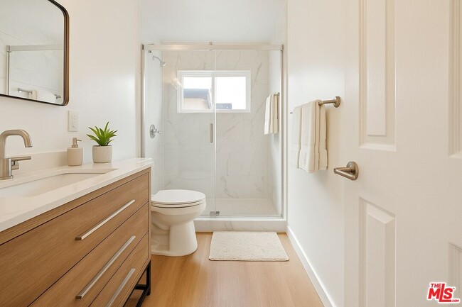 Photo - 8440 Willoughby Ave Unidad 3