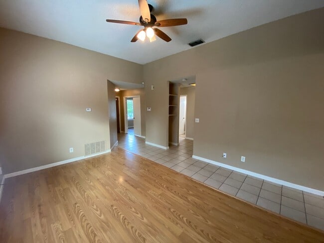 Photo - Spacious Halfplex in a Court