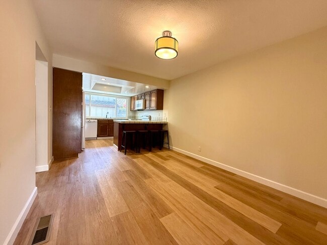 Photo - 105 Walnut Hill Ct