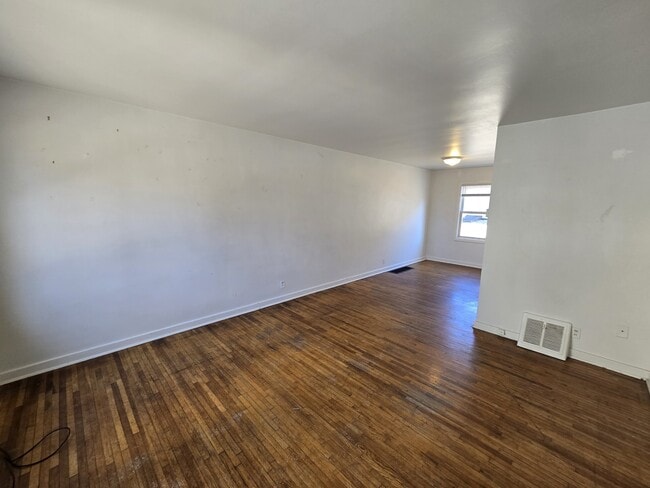 Photo - 235 Madison St