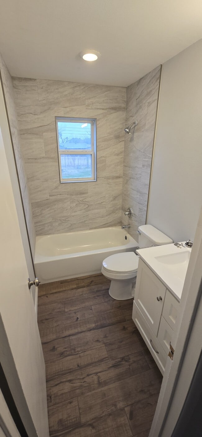 Photo - 909 Van Horn St