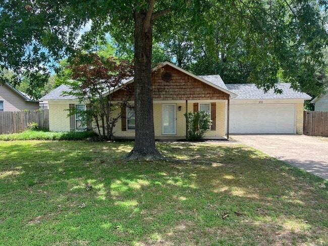 Photo - 1011 Green Valley Dr House