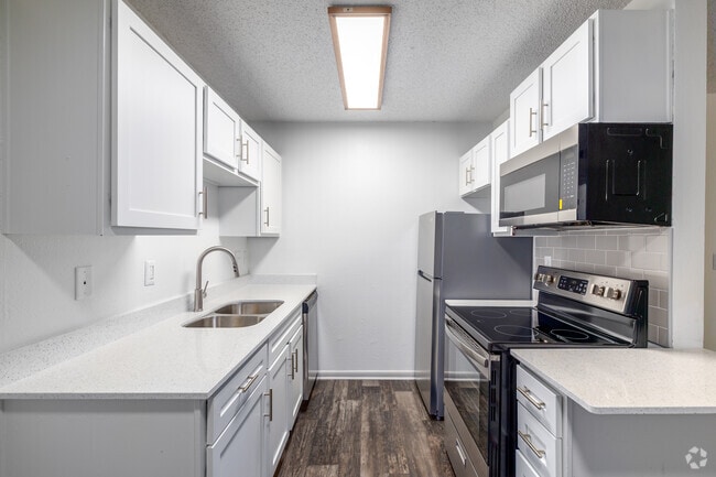 1BR, 1BA - 645SF - Addison - Kitchen