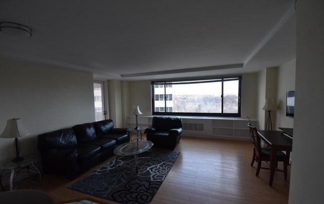 Building Photo - 1021 Arlington Blvd Unit 918