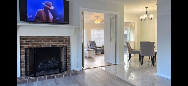 713 Jerdon Cir