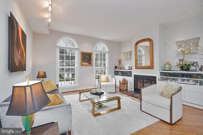 Photo - 3332 Dent Pl NW