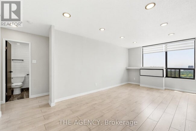 Photo - 2350 Dundas St W Unit 2911A