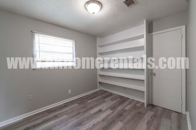 Photo - 908 Greenlea Dr House