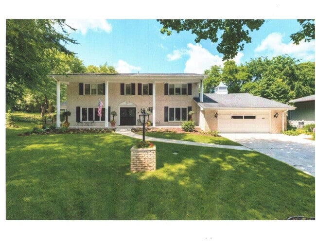 Building Photo - 7 Bedroom home near Cedar Lake