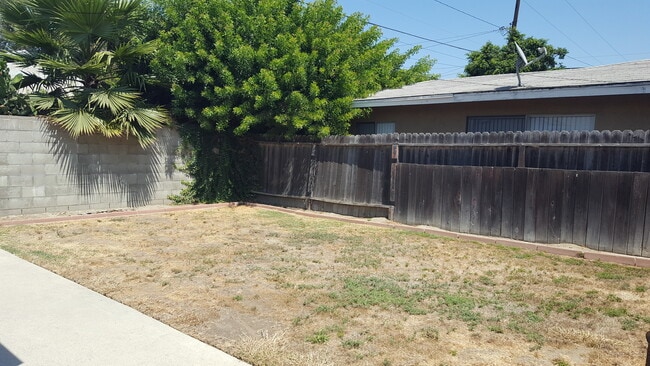 Private Yard - 2675 E Harrison St Unit 2675.5