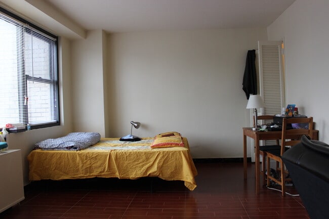 Clever Bedroom Area - 201 Saint Pauls Ave Unit 1W