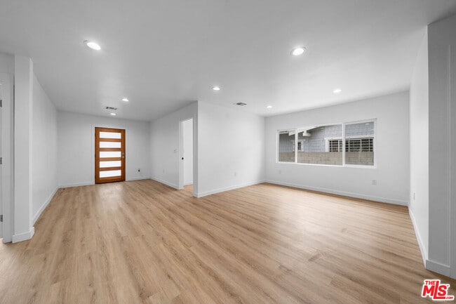 Photo - 1537 N Kingsley Dr