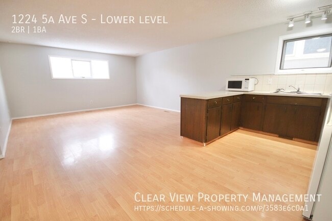 Photo - Lower level suite in the heart of Lethbridge with garage! Unit Lower level