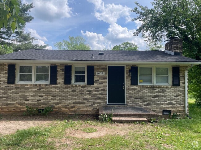 Building Photo - 1652 Sanford Dr Rental