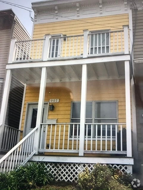 Front door and porch - 907 Kinney St Rental