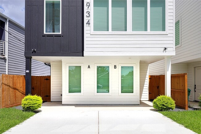 Photo - 934 South Ln