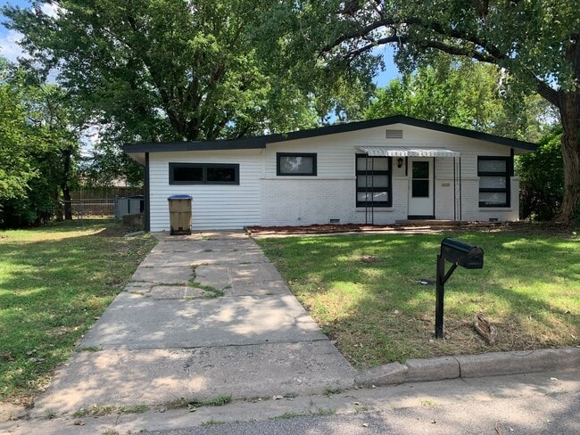 Building Photo - 6020 N E Pk Vw Dr Rental