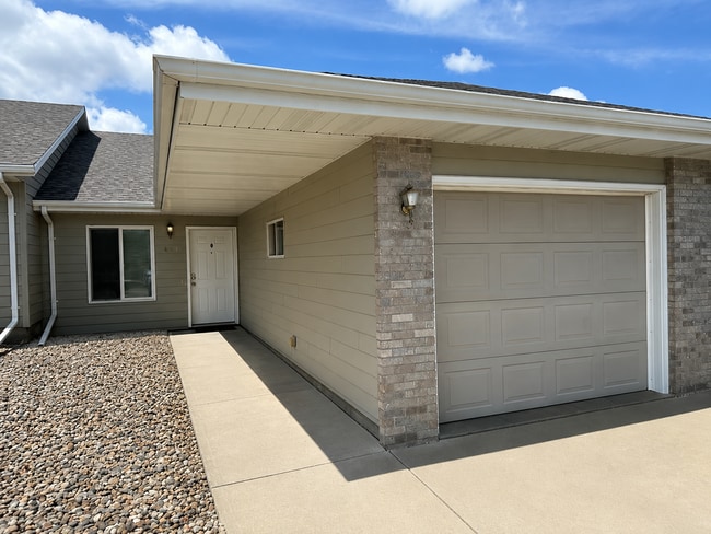 Photo - Spacious & Convenient Walk-In Level Townhome in Brandon - 2 BD 1 BA unit!