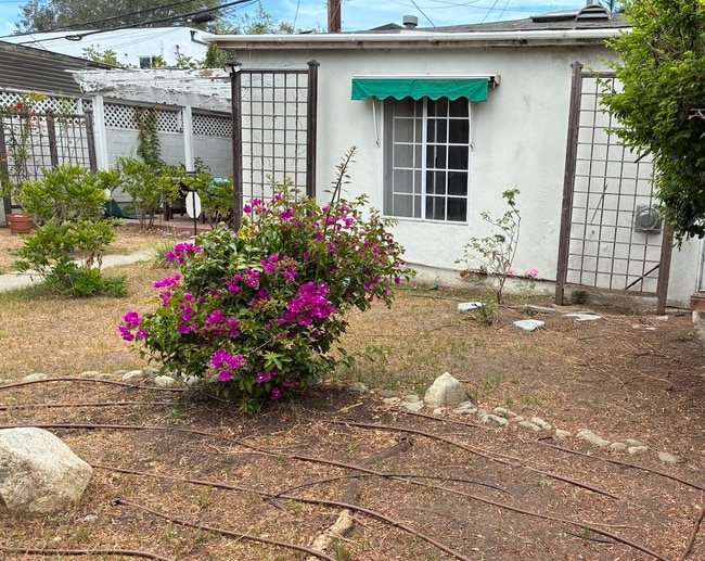 Exterior con patio privado. - 3580 Colonial Ave Unidad Guesthouse /Studio for rent