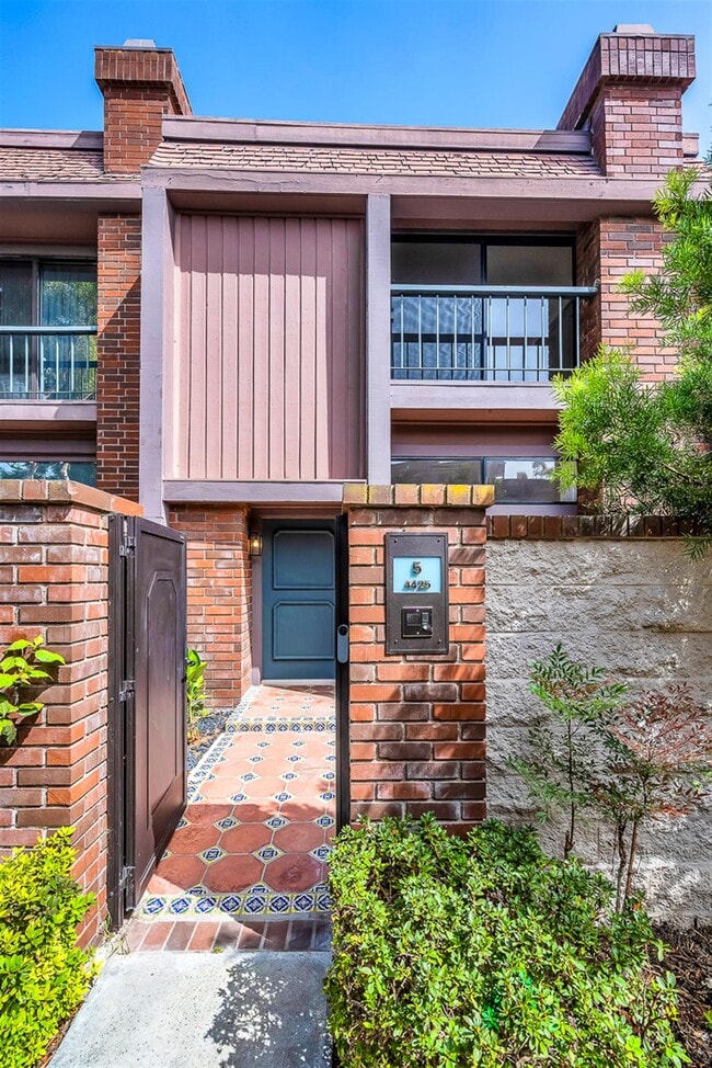 Front - 4425 Alla Rd