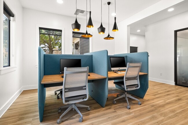 Centro de negocios abierto las 24 horas con computadoras e impresión inalámbrica - Bexley at Anderson Mill