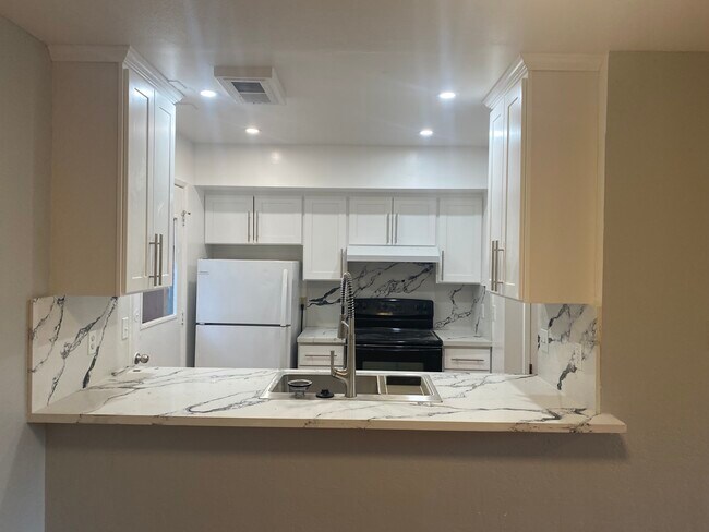 remodeled kitchen - 5557 Roundtree Terrace