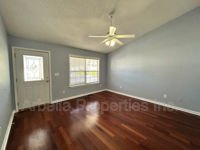 Photo - 104 St James Pl