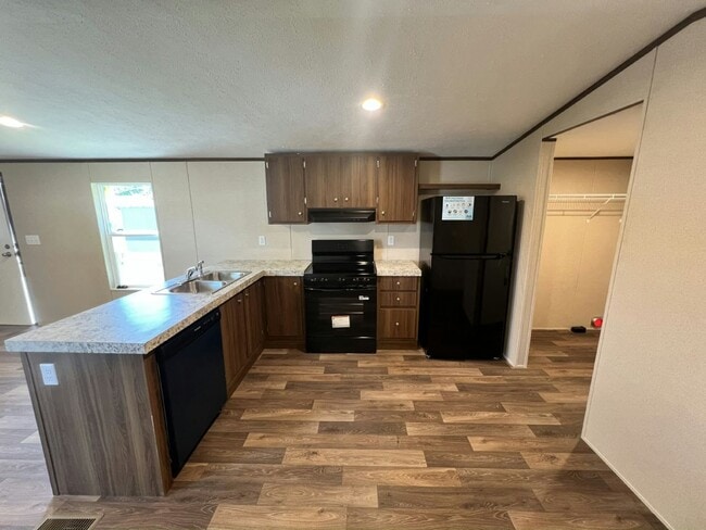 Photo - 35 Tower Manor Cir W