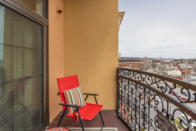 2BR, 2BA - 1,725SF - Balcony