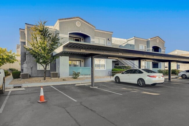 Building Photo - LOCATION! LOCATION! LOCATION! Move-in read...