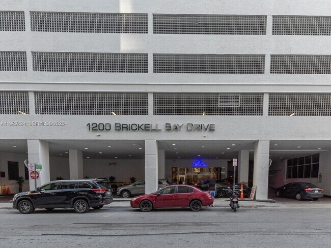 Building Photo - 1200 Brickell Bay Dr Unit 3210