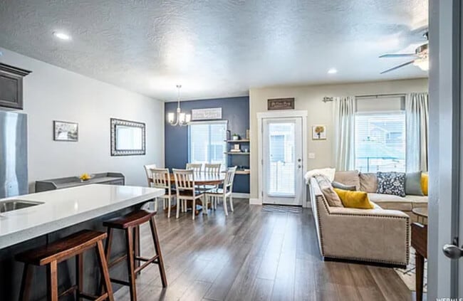 Photo - 5 bed 3.5 Bath Townhome.
