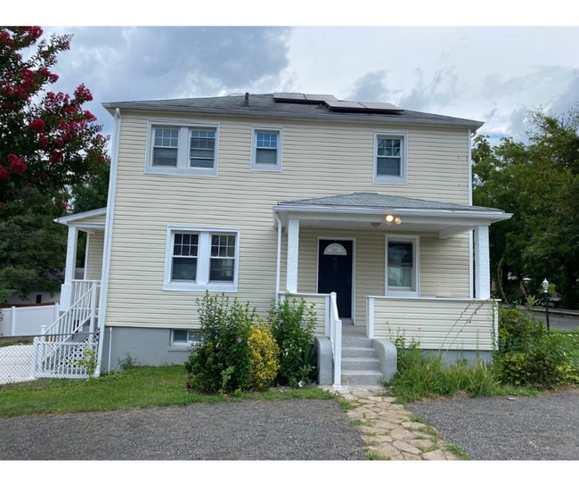 Building Photo - 4319 Kenwood Ave Unit 9 Available Back Entranc $750