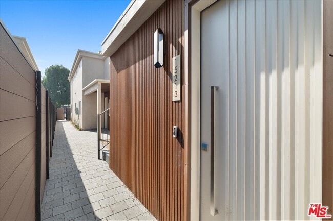 Photo - 15209 Morrison St