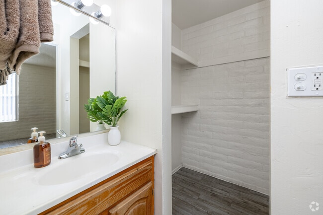 1BR, 1BA - 662SF - Bathroom - Campbell Ranch