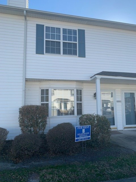 Building Photo - "Charming 3-Bedroom Townhouse Retreat in W... Unit LLL-9