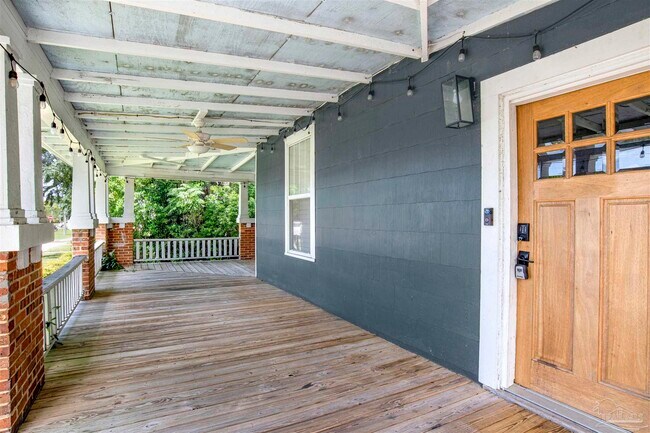 Photo - 916 E Gonzalez St