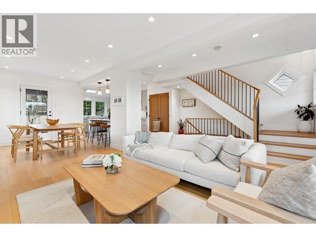 Photo - 230 28th St E