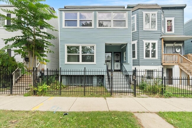 Building Photo - 820 E 89th Pl