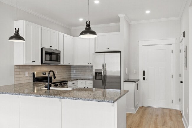 Building Photo - 843 Main St