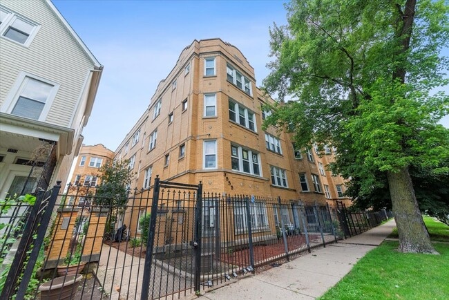 Building Photo - 3555 W Lyndale St Rental