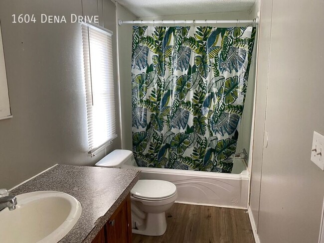 Photo - 1604 Dena Dr