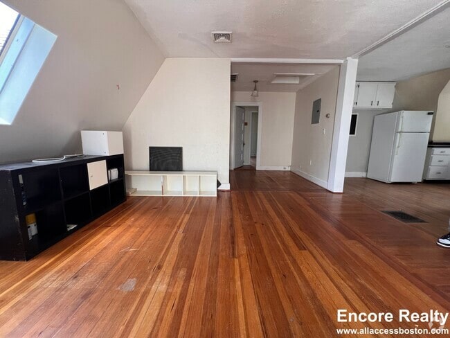 Building Photo - 9 Kenwood St Unit #2 Rental