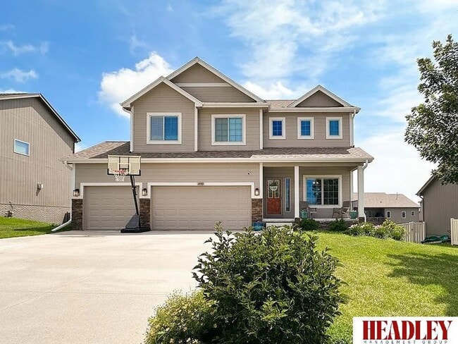 Building Photo - Bellevue 2-story with upgrades inside and ...