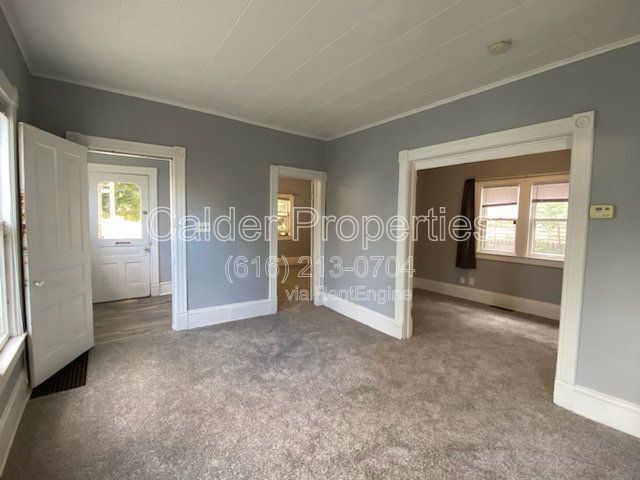 Photo - 143 Page St NE