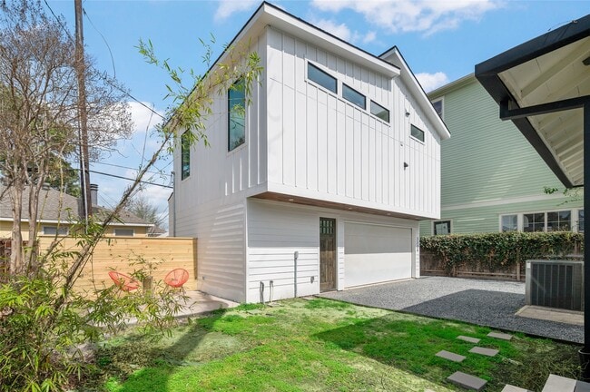 Photo - 323 E 24th St